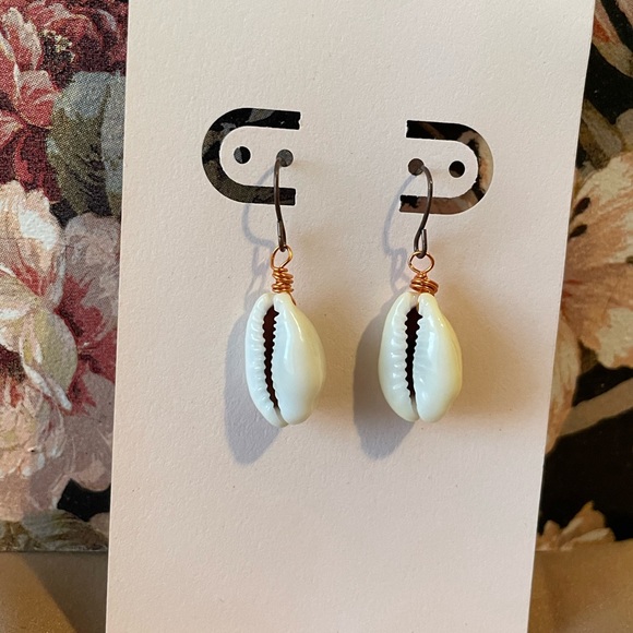 🐚 Genuine Cowrie Sea Shell Earrings - Picture 2 of 2